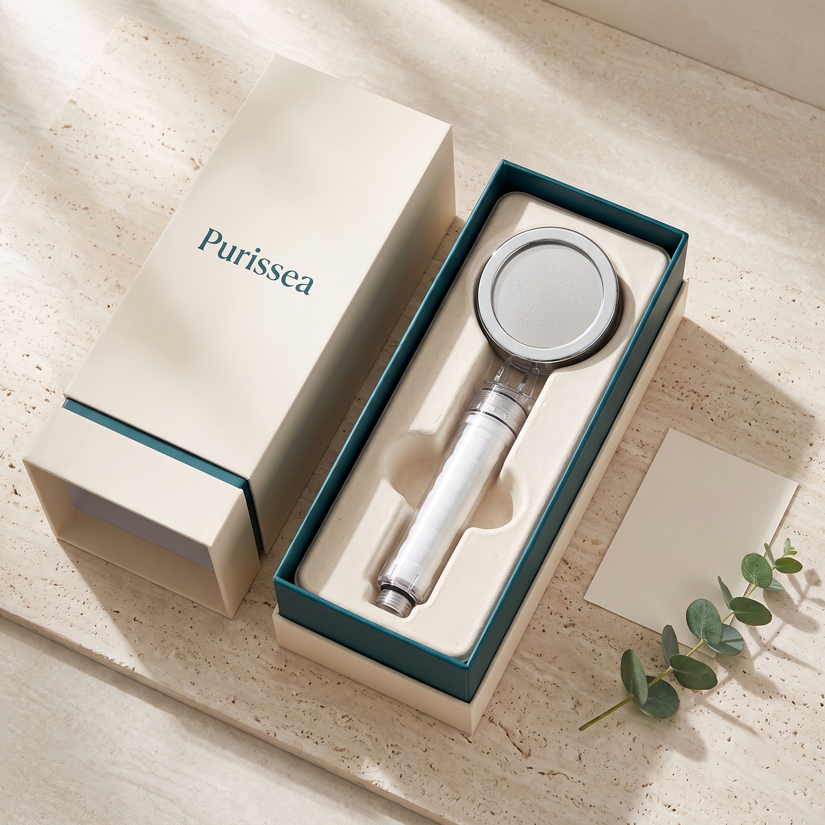 Coffret Purissea ouvert, pommeau de douche filtrant dans sa cale