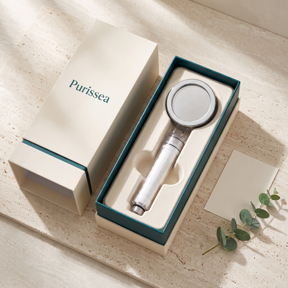 Coffret Purissea ouvert, pommeau de douche filtrant dans sa cale